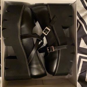 Black Mary j platform pumps